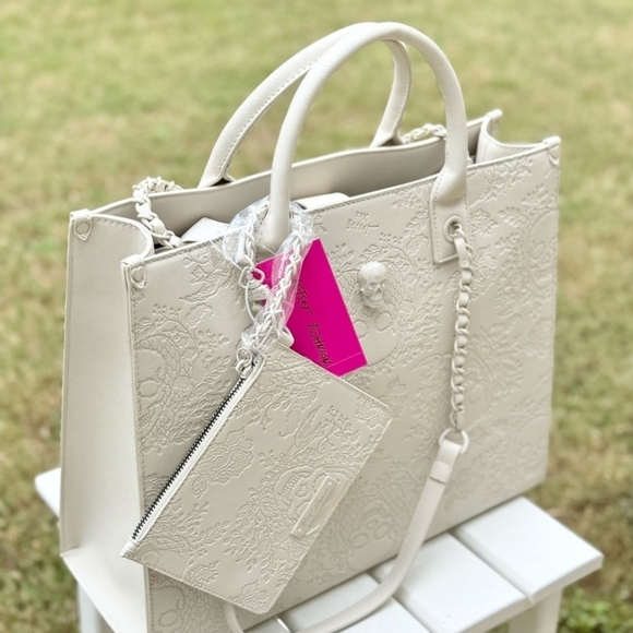 🔹Betsey Johnson "skulltastic" 2 PC large skull tote and wristlet XOKIARA2 white - Picture 1 of 11